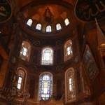 Re, augšā Svētā Marija ar Jēzu, apakšā rindas no Korāna, un viss labi, visi sadzīvo!