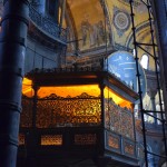 Šajā skaistajā balkoniņā strādā imams. Es arī gribētu sev tādu balkoniņu mājās!