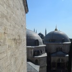 Palūrot pa Sofijas otrā stāva logu, mierīgi tālumā var redzēt zilo mošeju!