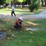 Kungs mazgā arbūzu. Kungam rūp.