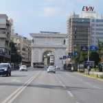 Un kā Parīze. Kas tad tā par pilsētu, kurā nav pieklājīgas triumfa arkas? Sevi necienoša pilsēta!