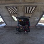 Tomēr pēc katras nakšņošanas īstā namā mums kaut kā jāatgriežas ikdienas realitātē. Lai paātrinātu procesu, uzreiz iemetam sevi bezpajumtnieku teritorijā, tātad, zem tilta. Ar šo attēlu kārtējā nedēļa noslēdzas. Tiksimies nākamnedēļ, Plovdivā, Velika Tarnovā un Turcijā - pēdējā nedēļa Eiropā.