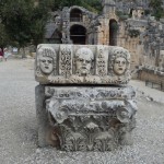 Pat likiešu bareljefi šokēti par šādu iespaidīgu vēsturi, haha! Labi, dodamies tālāk.