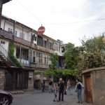 Balkoni un priecīgi gruzīni.