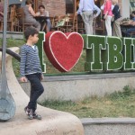 Paskat, kā puika pozē. Šo bildi labāk klasesbiedriem nerādīt!