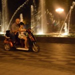 Mazā meitene ar mocīti atvedusi opi paskatīties uz strūklakām, tik labas tās ir!