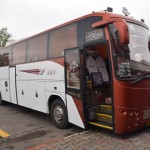 Pirmdienas rītā (cik no savām fotoatskaitēm diez esmu iesācis tieši ar šiem diviem vārdiem?) uzreiz dodamies uz Teherānu. Protams, pirms tam ar taksi aizbraucot no mūsu jūras mājiņas līdz Anzali centram, tad ar autobusu līdz Raštai, tad ar taksi uz otru Raštas autoostu, un tikai tad tiekam pie autobusa, kas mūs tiešām aizvedīs līdz Teherānai. Lai gan visu projektu sākām agri no rīta, autobusā tiekam tikai ap trijiem pēcpusdienā, tāda lūk Irānas satiksme. Turklāt izlēmām VIP autobusa vietā braukt ar Mamūli - tie ir ar neērtākiem krēsliem, bet arī daudz lētāki, tieši tas, kas mums vajadzīgs. Ko nezinājām - lētie autobusi galamērķī nonāk daudz vēlāk, jo brauc lēnāk, bieži apstājas uzņemt ielu/autobusu tirgotājus (tādus kā centrālstacijā kāpj vilcienos) un dara vēl visādas muļķības.