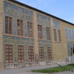 Pievēršamies nopietnākām lietām - Golestānas pils. Vispār Teherāna ir salīdzinoši jauna, ja neskaita pāris pieminēšanas vecos dokumentos kā augstas kvalitātes granātābolu ražotāju vai miestu, kurā pazemes būvēs apmetušies sistēmas pretinieki, tā pa īstam pilsēta sāka attīstīties pirms apmēram 200 gadiem, kad Kadžāru dinastijas šahs Agha Muhameds Kāns (visus vārdus un dinastiju nosaukumus, protams, latviskoju pats, tā kā droši vien tie neatbilst oficiālajiem) uz 15 tūkstošu persiešu apdzīvoto ciemu pārcēla visas Persijas galvaspilsētu. Apmēram simts gadu laikā Teherāna pieauga līdz 250 tūkstošiem iedzīvotāju, un tagad, pēc vēl gadsimta, tā ir viena no lielākajām pilsētām pasaulē - iedzīvotāju skaitu lēš 12-16 miljonu apmērā.