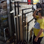 Turpat pārdod arī dažādu krāsu dzijas (nezinu, vai tā pareizi sauc tepiķu aužamos pavedienus), portatīvās stelles (nezinu, vai tā sauc tepiķu aužamo rāmi ar visu to aušanas uzparikti). Tā kā, ja brīvā laika ir vairāk nekā brīvās naudas, šādi var tikt pie tepiķa par daudz, daudz mazākām naudiņām.