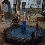 Senāk bazārs bija tāda vieta, kur ne tikai atnāk iepirkties, bet arī uzzināt svaigākos jaunumus, paēst, padzert tēju, nomazgāties u.t.t. Tā kā mūsdienās neviens vairs mazgāties uz tirgu nenāk, visi vecie (ļoti, ļoti vecie) hamāmi pārveidoti par "tradicionāliem" restorāniem. Man gan cilvēkus bildēt neļāva, bet es pa kluso iekļāvu kaudzīti ļaužu kreisajā pusē.