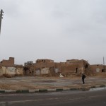 Meklējot pareizo autobusu, beidzot uzejam tādus Tuvos Austrumus, kā esam pieraduši redzēt teļļukā. Pirms Irānas robežas šķērsošanas, man likās, ka visa Irāna būs vienas vienīgas nabadzīgas smilšu mājas ar tikpat smilšainām ielām un visur izkabinātiem pro-reliģiskiem saukļiem. Šeit beidzot kaut ko tādu arī sanāk ieraudzīt. Re, kā teļļuks man bija nepareizi visu parādījis!