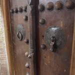 Visām Kašanas vēsturiskajām, tradicionālajām mājām ir arī tikpat tradicionāli klauvēšanas rīki. Viens (garākais) paredzēts kungiem, otrs (apaļais) - dāmām. Katrs no tiem rada pavisam atšķirīgu skaņu, tādējādi iekšā esošie var dzirdēt, kas nāk ciemoties - sieviete vai vīrietis - un tādā veidā zina, kam doties durvis atvērt. Citādi taču var sanākt neveikla situācija - dāma nāk ciemoties, bet durvis atver KUNGS!