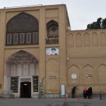 Autobusu atradām veiksmīgi, par braucienu neko, protams, nesamaksājām, un esam klāt, aiz šī žoga slēpjas Irānas vecākais dārzs! Pirms ienākt pa glaunajām durvīm, jānopērk biļete no pavisam neglaunā biļešu lodziņa. Varbūt pirmajā brīdī grūti saskatīt - lodziņš jāmeklē zem baltās astoņstūru zvaigznes pa labi no ieejas. Arī šeit novērojams jaunais Irānas apskates objektu cenu standarts. Tūristiem biļete maksā 150 tūkstošus, kamēr vietējiem - tikai divdesmit. Segregācija!