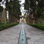 Tāds, lūk, persiešu dārzs. Nemaz nav liels (bišķi vairāk nekā 2 hektāri), bet viss pilns ar cipresēm, baseiniņiem un strūklakām! Ar nolūku uzcelts strūklaku uzturēšanai izdevīgā vietā - tieši aiz dārza ir kalns, no kura tek upe/avots ar tik spēcīgu straumi, ka spiediens pietiek visu dārza strūklaku darbināšanai, pat bez īpašu mehānisko pumpju izmantošanas. Re, cik persieši viltīgi!