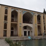 Šo uzbūvēja Persijas Šahs Abbas. Tur, protams, neviens nekad nav dzīvojis, tā tik tāda dārza būdiņa, kur turēt kapļus, lāpstas un tādas lietas. Bet smuka būdiņa, izdekorēta ar mums jau gandrīz ierastajām zilajām flīzītēm.