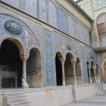 Aizrunājos par Teherānu. Tātad, Golestānas pils - līdz ar galvaspilsētas pārcelšanu uz Teherānu, tās cietoksnis tika pastiprināts un iekšpilsētā sabūvētas daudzas jo daudzas karaļu dzīvei nepieciešamas ēkas. Un tā būvniecība turpinājās līdz pat 1979. gada revolūcijai - katrs nākamais karalis taču gribēja atstāt kaut ko paliekošu. Reku te, piemēram, uz terasītes ir supervecs tronis, kas saglabājies vēl no laikiem pirms Golestānas pils būves. Šajā tronī tika kronēti visi Kadžāru un Pahlavi ēru šahi/karaļi. Bet pa īstam galvenais, uz ko skatīties, ir visas tās flīzītes. Tik skaisti! Velns ar visiem troņiem!