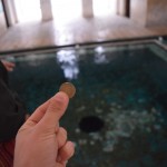 Tā, reku laimes caurums (tas melnais aplis baseina vidū) - iemetot tajā monētu, uzreiz piepildās visas vēlēšanās. Vai viena. Nu, jebkurā gadījumā rezultāts ir diezgan iepriecinošs. Tā kā kādus piecpadsmit gadus atpakaļ esmu basketbolā diezgan mierīgi apspēlējis tagad tik populāro Porziņģa jaunskungu, esmu diezgan pārliecināts, ka tādam nieka metienam vispār nevajadzētu sagādāt nekādas grūtības.