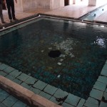 Bet nekā! Redzi, kā teju visas naudiņas (jā, daži prātvēdēri mēģina caurumā ietrāpīt arī papīra naudiņas) sastājušās vienā pusē no cauruma? Tas tāpēc, ka patiesībā caurums taču ir baseina ūdens apgādnieks, un no tā konstanti nāk pieklājīga stipruma ūdens straume. Pat visas trāpītās naudiņas (manējā, protams, bija trāpīga) tiek acumirklī izskalotas atkal ārā un smuki noliktas blakus caurumam. Šajā baseinā nevienam vēlēšanās nespīd!