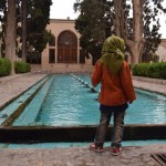 Arī stilīgs bērns atnācis uz dārzu pačillot.