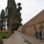 Nu jau gide pārņem mūs savā varā, paši brīvi pastaigāties un baudīt dārzu vairs nevaram, viņa jau nepacietīgi gaida mūs pie hamāma. Visos kārtīgos persiešu dārzos ir jābūt pa hamāmam!