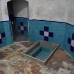 Izrādās, iepriekšējā bija tikai vaska ekspozīcija. Īstais nāvessods noticis šeit. Ekskursija paliek arvien vairāk neinteresanta un arvien vairāk pilna ar cipariem un vārdiem. Tāpēc, izmantojām situāciju, kad mūsu gidei ar jautājumiem piesējās grupiņa persiešu, un mudīgi notināmies. Mēs taču gribējām tikai pastaigāties pa skaistu dārzu, nevis stundām ilgi vazāties pa flīzētu pagrabu! Bet, tā kā mums piespiedu kārtā nācās tādu pastaigu piedzīvot, tāpat piespiedu kārtā lieku hamāmu skatīties arī jums, haha.