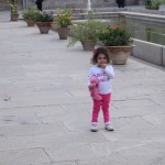 Vispār tūristu pilī maz, izņemot mūs un šo meitenīti, satikām vēl varbūt kādus 20 cilvēkus. Nav jau arī nekāds brīnums - pils dārza ieejas biļete maksā 150 tūkstošus, tad vēl jāpērk atsevišķa biļete katras ēkas apmeklējumam - kopā 950 tūkstoši! Tas ir gandrīz miljons! Pēc mana aprēķina tie ir gandrīz trīsdesmit eiriki. Mēs gan tādu summu, protams, nevaram atļauties, tāpēc sarunājām ar sargu/biļešu kontrolieri, ka šovakar (pusotru stundu pirms aizvēršanas) ienāksim tikai tā - uzmest aci, bet tad rīt no rīta gan nāksim katrs ar miljonu un pavadīsim visu dienu pētot Persijas pēdējo šahu vēsturi.