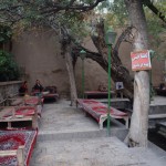 Kad visi dārza stūri izpētīti, piesēžam teritorijā esošajā tējnīcā. Tēju gan nedzeram, pasūtām karstu ūdeni un pagatavojam līdzi paņemto jau iepriekš sagatavoto kafiju. Man ļoti patīk tās tahtas! Liekas, ka turpmāk vienmēr došu priekšroku sēdēšanai tahtā vai uz zemes, nevis uz krēsla, pie galda. Tā gan liekas tikai pirmās apmēram divdesmit minūtes, tad sāk sāpēt visi kauli un muskuļi. Grūti būt tik tizlam kā man. Lai būtu kā būdams ar tām tahtām un skaistajiem tepiķiem, es laikam tomēr pagaidām došu priekšroku ierastām vērtībām, hehe.