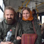 Tā, braucam atpakaļ uz pilsētu. Zini, kāpēc mēs tik viltīgi smaidām? Tāpēc, ka sēžam autobusa sieviešu pusē! Abi! Jā, arī es! Esam baigie dumpinieki! Likumi ir rakstīti tāpēc, lai tos pārkāptu! ACAB!