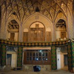 Nu jau atkal vakars klāt, dodamies uz bazāru iedzert tēju. Bazārā ir tāda vieta, kuru kāds no Šahiem uzcēlis savām tējas dzeršanas vajadzībām - milzu kupols pašā bazāra vidū. Turklāt kupolam ir divpadsmit mazi lodziņi (piecus no tiem var redzēt attēlā). Ar šo lodziņu palīdzību saulainā laikā var noteikt precīzu laiku. Es īsti nesapratu, kā, bet katrā stundā saule kaut kā citādi spīd iekšā lodziņos, un pieredzējuši vīri tad apskatās, un uzreiz zina, cik pulkstenis. Bet tie lodziņi pat nav galvenais, kupols ir brīnumskaisti izrotāts ar tām pašām mazajām, zilajām flīzītēm. Dienasgaismā neredzējām, bet naktī vājās bazāra lampas tik skaisti tās izgaismo, aiiii.