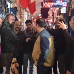 Viena no pavisam biežajām reizēm, kad ļaudis brīnās par maniem matiem. Sākumā pienāk viens, uzdod ierastos jautājumus, tad pienāk viņa čoms, tad vēl viens. Drīz vien apkārtējie ļaudis pamana drūzmēšanos, un nāk skatīties, kas tad te par cirku. Ievērojiet Rojas roku, viņa cenšas glābt mani no vīriem, haha. Bet nav jau jāglābj, es labprāt visu pastāstu un parādu.