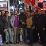 Beigās, protams, ar visiem kopā un katru atsevišķi jābildējas. Uz kādām desmit minūtēm paralizēts vesela bazāra iela - visi veikalnieki, tā vietā, lai andelētos, nāk pētīt jocīgos ārzemniekus. Cirks! Ar to arī mūsu nedēļa beidzas. Krāmēsim somas, iesim pagulēt, rīt jau jābrauc uz Isfahānu! Atā, atā!