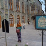 Apmānījām, protams, bet vismaz dabūjām par velti pavazāties pa dārzu, un apskatīt ēkas no ārpuses. Pēc tam redzēju bildes no tā, kā izskatās iekšā - nekas tāds baigi īpašs. Atgādina Rundāles pili, hehe. Nesaku, ka Rundāles pils ir nesmuka, bet ļoti redzēta gan, tāpēc izlēmām, ka miljonu par to nav vērts maksāt. 19. gadsimta otrajā pusē persiešu valdnieki sāka braukāt pa Eiropu, ciemoties pie kolēgām hegemoniem, un tur arī samācījās to, ka visas pilis obligāti jādekorē kā Rundālnieces. Arī gleznas pie sienām jākabina tikai Eiropas mākslinieku. Labi, ka vismaz eksterjerus atstāja persiešu. Ā, starp citu, tā zilā flīžu zīme, tā nemaz nav dekoratīvā, bet gan funkcionālā - pie katras ēkas stāv pa tādai - tur rakstīts, kā ēku sauc. Vari salasīt?