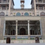 Saules māja ir vislielākā visā Golestānas kompleksā. Tik liela, ka pat neder bildē! Šahs Nasredins vēl pirms doties uz Eiropu, bija padzirdējis, ka Eiropā ceļ daudzstāvu ēkas. Kaut kur izsita pāris fotkas, un arī pats sev tādu uzvēla - lai var smuki skatīties pilsētas panorāmu. Šeit it kā skaitās baigā Eiropas un Persijas arhitektūru eklektika, bet man izskatās pēc ķīniešu būves. Gan jau es neko nesaprotu no arhitektūras.