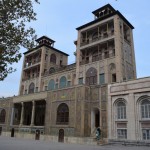 Ā, reku der gan bildē, bet tagad nevar redzēt pulksteņtorni un spoguļu griestus terasē. Ja nu nepamanīji, pašķir atpakaļ, paskaties vēlreiz.