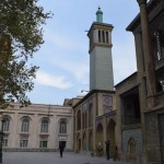 Reku badgirs jeb vēja tornis! Vēja torņi ir persiešu inženierijas brīnumi - seno laiku kondiškas. Savāc vēju (daži pat prata uztvert vēju no 16 virzieniem), novada lejā pagrabā, kur to atdzesē vēsais akvedukta ūdens (starp citu, persiešu akvedukti, atšķirībā no citu seno civilizāciju akveduktiem, ūdeni piegādāja pa pazemes kanāliem, nevis virszemes būvēm), un sūta uz apartamentiem, kur pilda savu galveno funkciju - šaha atvēsināšanu. Vispār parasti šādus torņus būvē tuksnešainās vietās, nevis visādās Teherānās, tāpēc atgriezīsimies pie tiem vēl vēlāk, kad būsim tuksnesī, labi?