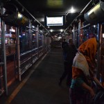 Lēnā autobusa dēļ Teherānā nonācām ap desmitiem vakarā. Tā kā mūsu Couchsurfing biedrs piečakarēja, un tik vēlu iespējas sameklēt citu īsti nav, sameklējām Lonely Planet grāmatā lētāko viesnīcu un dosimies tieši tur. Teherāna ir liela (12-18 miljoni iedzīvotāju, atkarībā no avota) - jābrauc ar diviem metro un pēc tam vēl gabaliņš jāiet kājām. Turklāt pēdējo otro metro nokavējām, tāpēc tā vietā tālāk jābrauc ar autobusu un pēc tam vēl ar taksi, ehh. Bet autobusi gan Teherānā forši - ielas vidū tiem atvēlētas veselas divas atsevišķas joslas, un iekāpšana notiek no šādām apjumtām būdiņām. Nice!