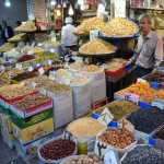 Nuja, bazārs! Katrā pilsētā obligāti jāapmeklē vismaz viens bazārs! Viņi visi ir puslīdz vienādi, bet kaut kā nekad neapnīk. Viss tāds krāsains, pārdevēji arī skaisti kā no vecām kartiņām! Turklāt atšķirībā no visādām Turcijām un citām līdzīgām tirgotāju valstīm, irāņi itin nemaz neuzbāžas ar savu produkciju. Neviens nerausta aiz rokas, neviens nekliedz, neviens nemēģina apkrāpt. Ej, skaties lietiņas, nogaršo, ko vēlies un viss tā lēni un mierīgi. Forši!