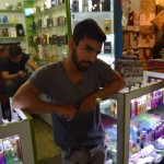 Šāds kundziņš tirgo smaržas. Ar tādu skatienu! Domājams, ka atradis sev vispiemērotāko darbu.