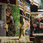 Protams, vesela nodaļa tirgū veltīta tepiķiem. Bez tradicionālajiem rakstiem, var nopirkt arī šādus te gandrīz fototepiķus! Paskaties to augšējo ar mīļo pārīti. Vai nav skaisti? Es, starp citu, esmu jau paspējis iemācīties šādus tādus sīkumus par tepiķiem un to andeli, piemēram, kā atšķiras paklājs no Kilima.