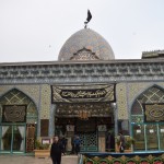 Kārtējā Džame mošeja. Joprojām neesmu noskaidrojis, ko īsti tas nozīmē, un kāpēc katrā pilsētā ir pa vismaz vienai Džame mošejai. Te blakus visiem ierastajiem zilajiem dekoriņiem un Ašūras baneriem, piekabināta arī Imama Homeinī bilde. Un paskat, kā augšā sasēduši miljons baloži. Tā vien izskatās, ka tie paaugstinājumi speciāli viņiem arī domāti.