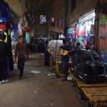 Tirgū esam ieradušies laikā, kad pārsvarā visi savas bodes taisa ciet un ved preci mājās, tāpēc izveidojies preču ratiņu sastrēgums! Nekad nebūtu iedomājies, ka tāda lieta pastāv! Satiksme organizējas līdzīgi kā automobiļiem, visi godīgi stāv rindā un gaida, kad varēs tikt tālāk, nemaz nebrauc pretējā joslā. Tad, kad pretī brauc vēl viena ratiņu rinda, tur labāk pa kājām viņiem nemaisīties. Ja ierauj pa vidu, tad tas var slikti beigties. Paprasiet Karīnai!