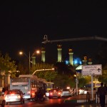 Tālumā redzamie minareti ir daļa no Sepāsalara mošejas un madrases. Madrase (citreiz arī madrassa) ir Korāna skola, apmēram reliģiskā universitāte, un, tā kā šī joprojām darbojas savā lauciņā, bildēt to ir aizliegts. Turpat blakus atrodas arī Irānas parlaments Madžlis, arī to, protams, bildēt nav brīv! Tāpēc es pa kluso un no tāluma fiksi sabildēju. Nekā jau tur daudz nevar redzēt, bet vismaz esmu nobildējis aizliegtās lietas, hehe.