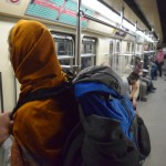 Vakarā savācam somas no savas briesmu viesnīcas un dodamies pie kaut kur caur čomu čomiem sameklētā Hamida. Runā, ka Hamids esot mīļš, un ar to mums gana. Pa telefonu gan īsti nesaprotamies, tāpēc sakāpām nepareizajā metro, bet pabraukāties ar metro taču arī ir piedzīvojums, ja? Un vispār šeit rādu, kā Karīna mierīgi iekāpusi "Men Only" vagonā. Dumpiniece, hahaha.