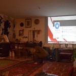 Tā kā Hamids (un viņa māte, tēvs, opis, māsa, visi, visi) ir mākslinieks, pie viņa mājās ir kā muzejā - visur visādi sīkumiņi, skulptūras, rokdarbi, gleznas, jā, kā redzi, arī zvērādas, un katram muzejam tik nepieciešamais projektors. Projektors nepārtraukti rāda satelīttelevīziju - BBC Farsi. Tas ir parastais BBC tikai pielāgots persiešu valodā runājošiem ļaudīm. Tā, lai arī persieši var tikt pie necenzētām ziņām, lai var paskatīties TopGear (starp citu, nodublētam ar smieklīgām persiešu balsīm) un visādus citādus rietumu raidījumus. Viss tas, protams, ir nelegāli, bet gan valdība, gan tiesībsargājošās iestādes tāpat visu par visiem zina, un, kamēr vien tu publiski nelepojies ar saviem likumpārkāpumiem, viss ir pieļaujams.