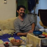 Te mums Hamida brālis Abbas (jā, viņi abi - 40 un 33 gadus veci vīrieši - dzīvo kopā) stāsta par vēl dažiem smieklīgiem, bet darbojošiem Irānas likumiem. Piemēram, asinsnaudas likums. Ja kāds netīšām (bez nolūka) nogalina kādu citu, piemēram, autoavārijā, darba negadījumā, etc, nogalinātājam jāmaksā upura radiniekiem asinsnauda - likumā noteikta summa. Katru gadu tiek izsludināta jaunā cenu liste - cilvēka (musulmaņa, vīrieša) dzīvības cena ir tik un tik naudiņas (šogad tas esot ap 40 000 ASV dolāru), norauta roka maksā šitik, kāja vēl tik un acs tik. Nu, īsāk sakot, visas iespējamās traumas aprakstītas. Par sievietes nogalināšanu (vai sakropļošanu), protams, jāmaksā uz pusi mazāka summa. Par nemusulmani tāpat. Tātad, piemēram, Karīnas vērtība ir tikai 25% no, piemēram, Abbas vērtības. Starp citu, ja vīrietim tiek neglābjami sabojāts sēklinieks, asinsnaudas apmērs ir tikpat liels kā veselas sievietes dzīvības nauda. Nu, tur vispār kaudzēm šādu absurdu lietu. Smieklīgi jau smieklīgi, bet dažiem ļaudīm tiešām jādzīvo ar tādu likumdošanu! Starp citu, ievērtējiet Abbasa ūsas! Nice!