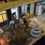 Taksists, protams, gribēja mūs apmānīt, aizvest ar līkumu un noplēst 250 tūkstošus (~8 eiriki), bet es, viltnieks, sekoju visam līdzi telefonā iebūvētajā GPS, tāpēc varēju taksistu laicīgi sarāt, norādīt pareizo virzienu un cenu nokaulēt līdz 100 tūkstošiem. Mūsu lētā viesnīca (beigās nebija nemaz tik lēta - kaut kādi 17 eiriki) izrādījās strādnieku pilna. Un strādniekiem, neskatoties uz to, ka nāk jau uz pusnakti, labpatīk zāģēt flīzes, lauzt dēļus, sist logus un bungas... Labi, ka man tāds stiprs miegs. Par Karīnu gan neko nezinu, haha.