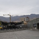 Hamids ceļas jau sešos no rīta, jo strādā universitātē par mākslas pasniedzēju, bet Abbas guļ līdz deviņiem, tāpēc arī mēs varam pagulēt mazliet ilgāk. Deviņos sākam dienu, ejam uz metro (starp citu, pieturas nosaukumu Gheytarieh tā arī neiemācījos izrunāt, vienmēr, kad kāds prasīju, teicu - viena pietura pirms "Tadžriš"), brauksim atkal uz centu. Bet paskat, paskat! Kādi skaisti kalni tālumā! Laikam nevar redzēt, jo baigi apmācies (un es nemāku bildēt), bet kalnu augšiņas sedz sniegs!