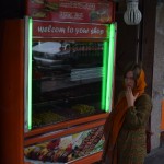 "Welcom to your shop" zīmes ir viena no populārākajām mārketinga metodēm visādām sīkām bodītēm un kebabnīcām. Šī specializējas aknu kebabos, kurus diemžēl tā arī nekad nedabūju pagaršot, jo Karinčikam aknas neiet pie sirds, bet viens pats taču neēdīšu, vai ne?