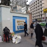 Tieši blakus Taleqani stacijai (tās jocīgas dzeltenās zīmes, ja kas, apzīmē metro) ir visādi ASV un Izraēlu ne pārāk atbalstoši grafiti. Down with USA, piemēram. Tas tāpēc, ka aiz šī žoga pavisam sen bija ASV vēstniecība, un tajā notika visādas briesmu lietas. Tagad te ir Sepa militiantu štābiņš. Sepa ir tāda apmēram militāra grupa, kas rūpējas par 1979. gada revolūcijas aizstāvēšanu. T.i., tāda kā slepenpolicija, kas seko līdzi, lai neviens lieki nerunātu ļaunu par revolūciju un tās tēviem. Man šķiet, ka arī teju visu viesošanās laiku Irānā arī mans telefons tika izspiegots, jo baterijas mūžs samazinājās par kādām 2-3 reizēm. Un tagad, kad jau esmu Pakistānā - atkal viss kārtībā!