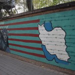 Re, vēl grafiti! Te ar Irānas karti, ASV brīvības pieminekli, kuram sejas vietā skeletgalva, kaut kādām dzeloņdrātīm - es līdz galam nesaprotu, kas tieši ar šiem simboliem domāts, bet gan jau, ka neko vairāk par "Down with the USA" arī nav jāsaprot. Tagad bišķiņ par Irānas jauno laiku vēsturi - pēc Otrā pasaules kara neviens īsti negribēja ar Irānu draudzēties, jo tā cītīgi atbalstīja Hitlera funktieri, bet galu galā naftas dolāri izrādījās spēcīgāki par ideoloģiju, un tā pati ļaunā ASV atzina Irānas neatkarību, un par valdnieku iekārtoja iepriekšējā šaha (Hitlera fanu kluba priekšnieka) 21 gadu veco dēlu Muhamedu Rezu. Ar jauno karalēnu visu varēja smuki sarunāt un jaundibinātā "Anglo-Irāņu naftas kompānija" (kas, starp citu, vēlāk kļuva par visiem tik labi zināmo British Petroleum) sāka pumpēt naftu uz nebēdu.